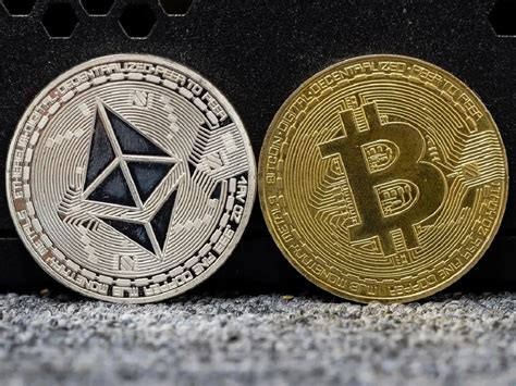 Ethereum: Why are there two transaction outputs when sending to one address? 